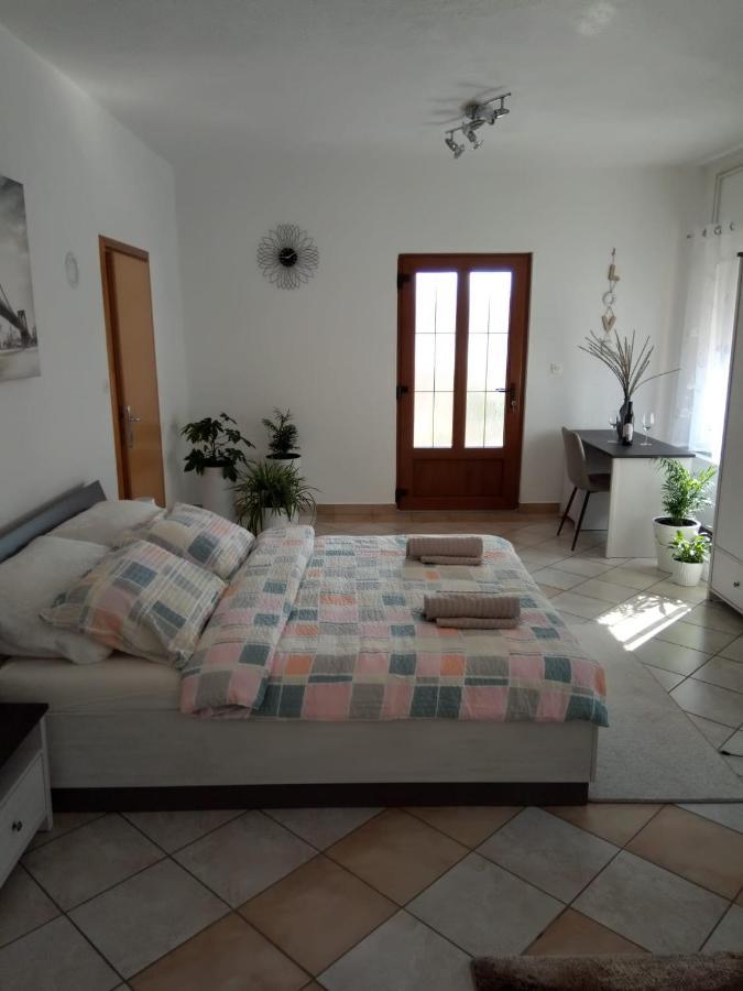 Studio Apartman Kika Otočac Exterior foto